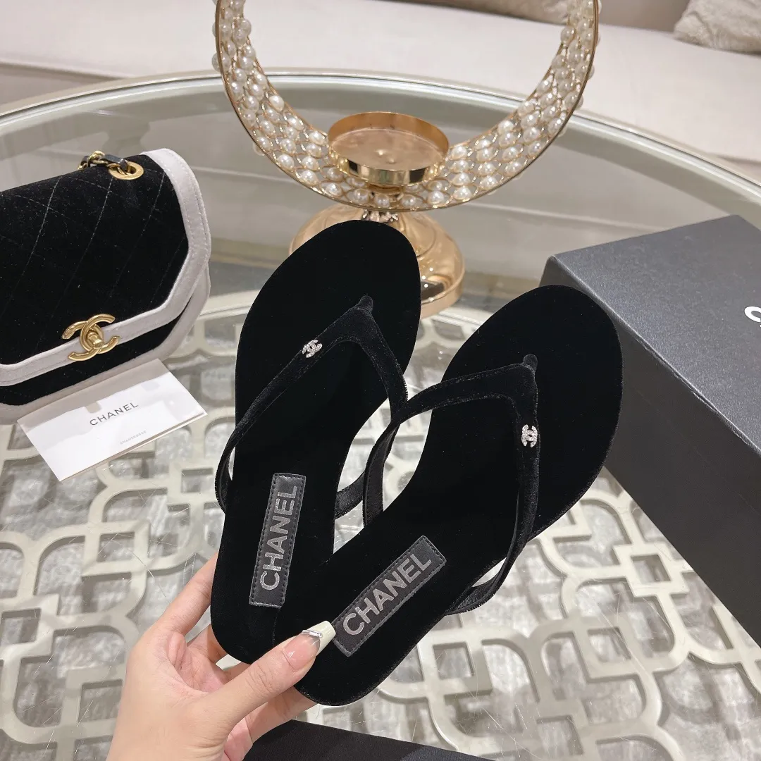 👟👟Ex-factory price 400👟👟 Chanel Xiaoxiang black herringbone flip-flops, simple, high-end and elegant ~ full of fragrance ~ very light on the foot ~ soft and comfortable, not stiff ~ no foot grinding ~ great foot feel ~ daily travel in summer ~ home vacation ~ easy to hod in various occasions ~ of course it must be beautiful in summer... ⇢✈ Upper: original 1:1 exclusive customized space cloth/sheepskin ⇢✈Outsole: original 1:1 exclusive molded genuine leather sole imported from Italy ⇢✈𝐒𝐈𝐙𝐄: 35-41 ⚠️Difference in market currency ~ high-end quality is definitely different‼ ️